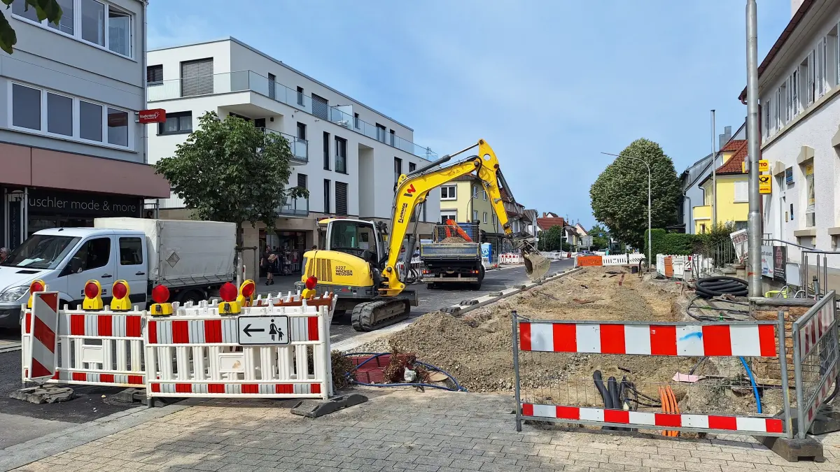 Auf der Baustelle in der Bahnhofstraße ist weiterhin Betrieb - und das voraussichtlich noch bis zum Frühsommer 2026.