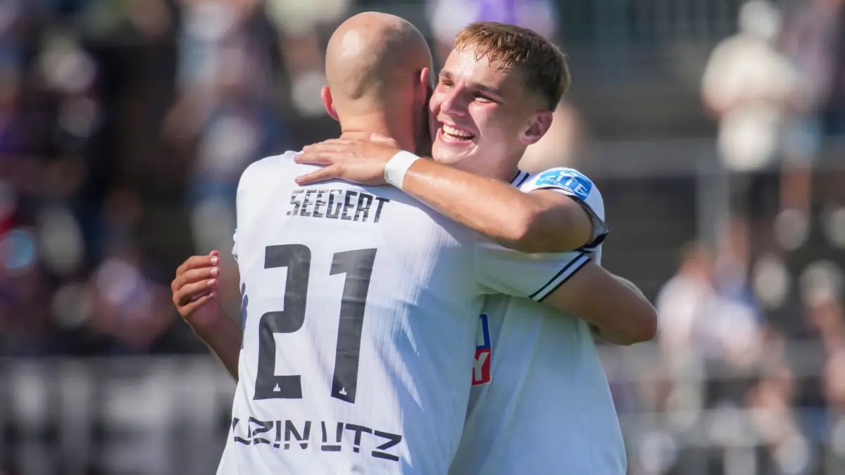28 Max Scholze Fußball, SSV Ulm 1846 : Die Spatzen im ersten Heimspiel gegen Erzgebirge Aue, Max Scholze umarmt Marcel Seegert