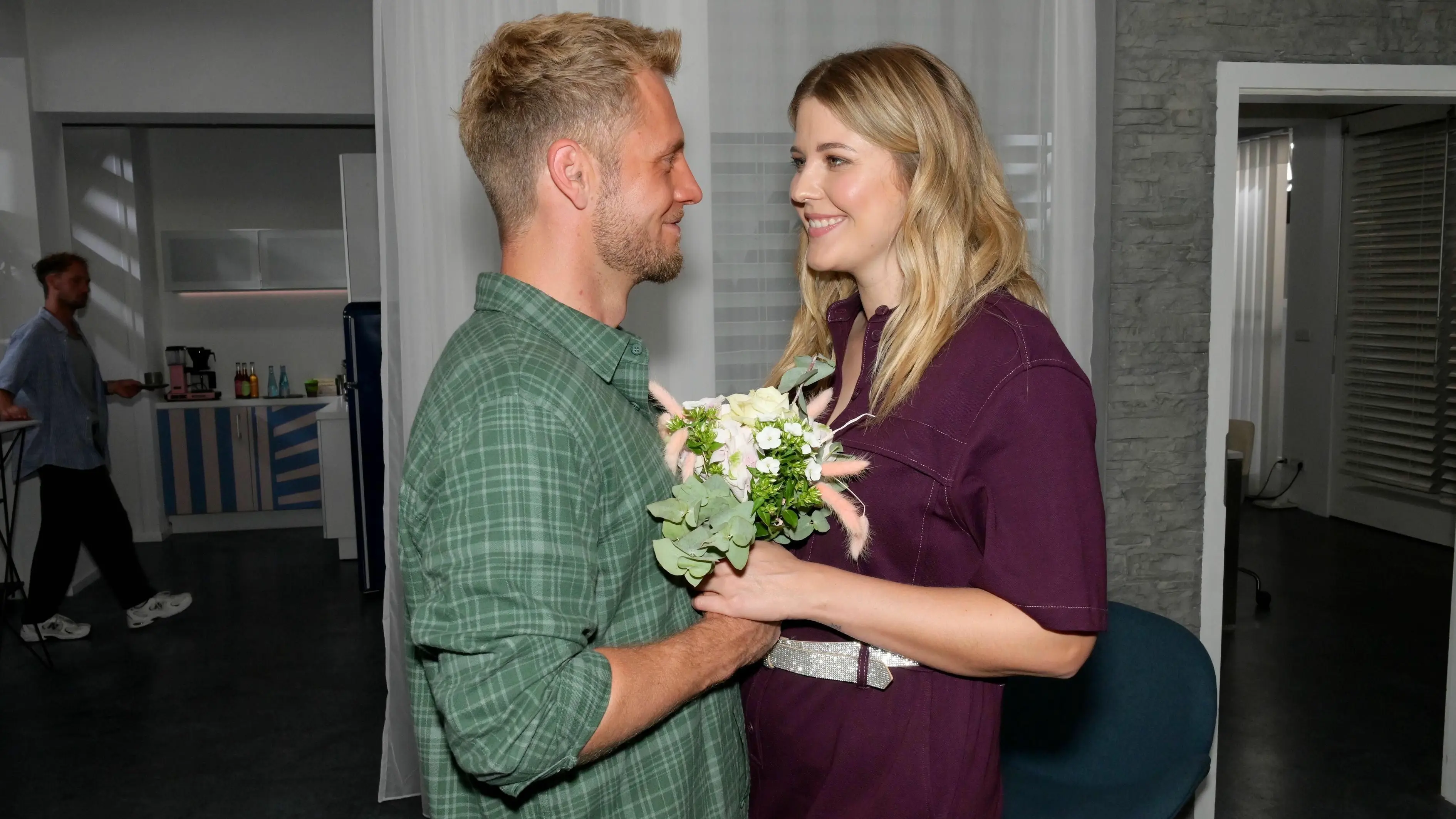 Alicia (Josefin Bressel) thích bị Paul (Niklas Osterloh) làm cho mất tập trung.