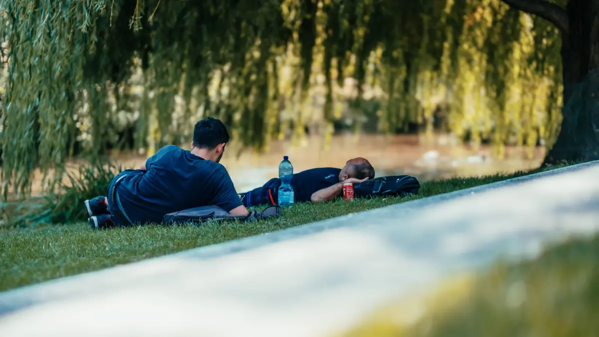 Mittagspause im Schatten: Am Echazufer in Reutlingen lässt es sich an den aktuell heißen Tagen unter den Bäumen aushalten. Wo es sonst noch schattig und kühl im Kreis ist, verrät die „kühle Karte“ des Kreisgesundheitsamts.