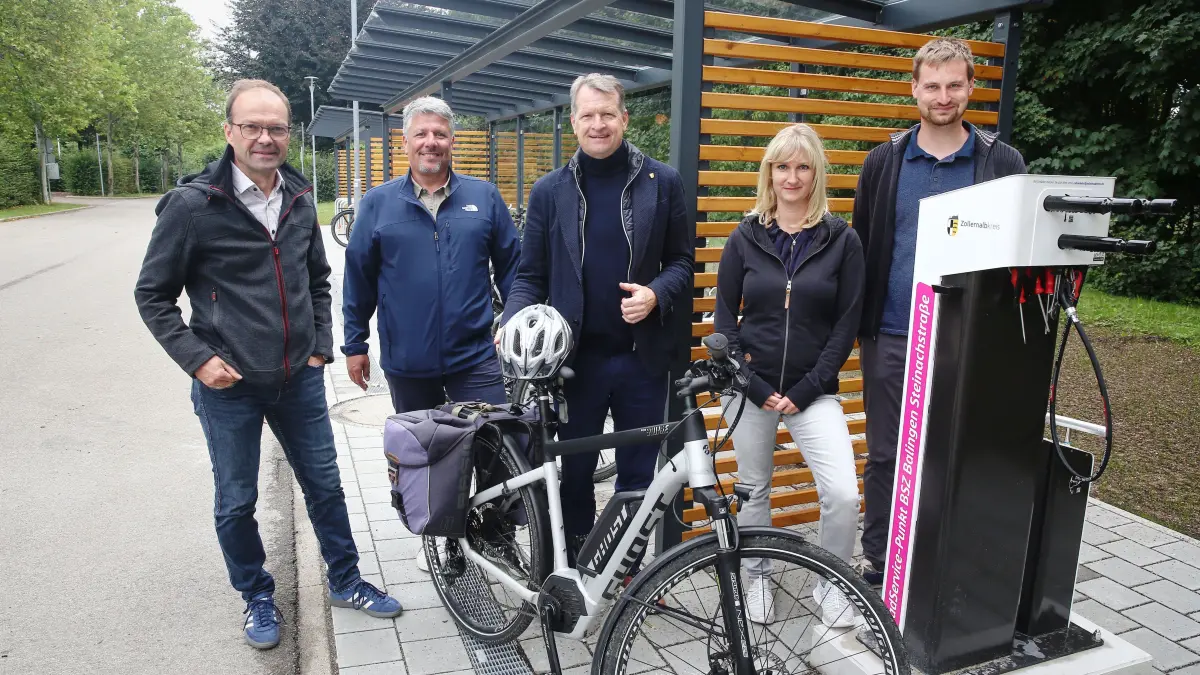 Reichlich Platz für Zweiräder und gut geschützt: Landrat Günther-Martin Pauli (Mitte) macht sich zusammen mit Matthias Bodmer (von links) und Heiko Käppel, dem Schulleitungs-Team der Philipp-Matthäus-Hahn-Schule, sowie Catharina Pawlowski, Dezernentin für Verkehr und Kreisimmobilien, und Mobilitätsmanager Sebastian Mayer ein Bild von der neuen Fahrradabstellanlage samt Reparatur- und Lademöglichkeit an der Kreisschule in Balingen.