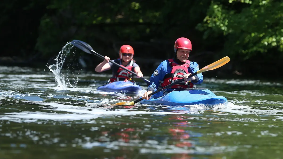 Mit Kajak oder Stand-up-Paddel ins kühle Nass. Das ist bald auch in Cottbus an der Spree möglich - auch für Familien ohne eigenes Wassersportgerät. Die Stadt startet dafür einen Verleih-Service.