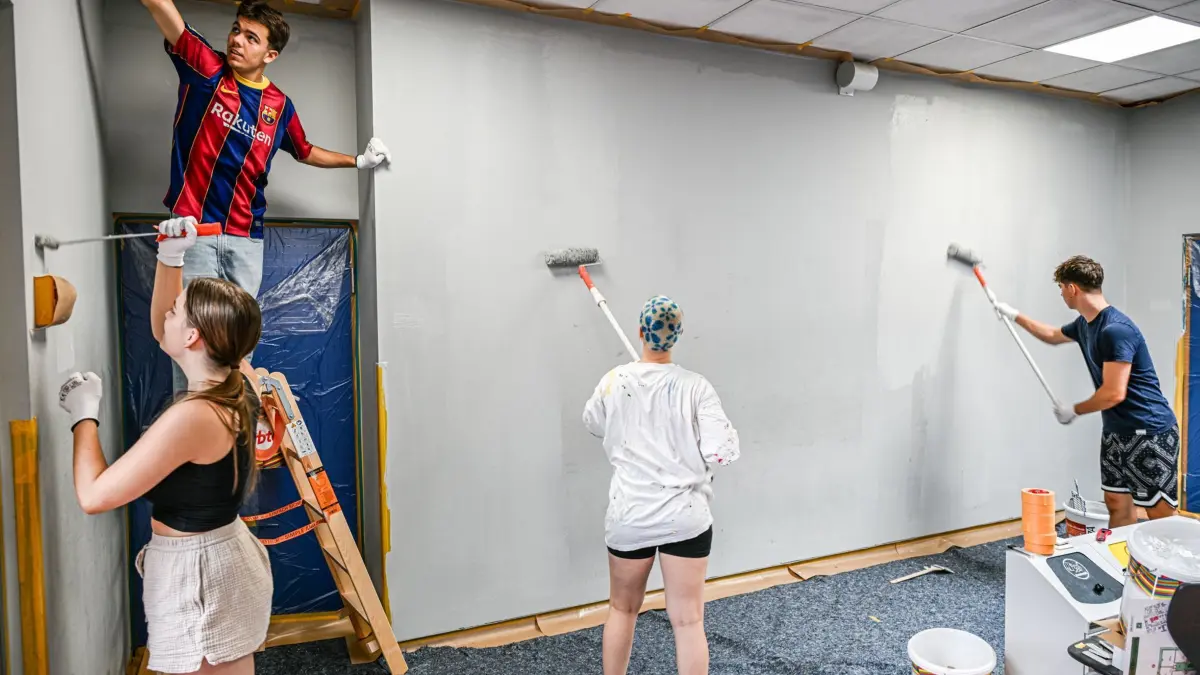 Abi-Aktion wird zum 9.000-Euro-Streich: 11.08.2025, Baden-Württemberg, Rottenburg am Neckar: Schüler des Eugen-Bolz-Gymnasiums streichen die Schulwände, nachdem ihr Abistreich missglückt ist Foto: Jason Tschepljakow/dpa +++ dpa-Bildfunk +++