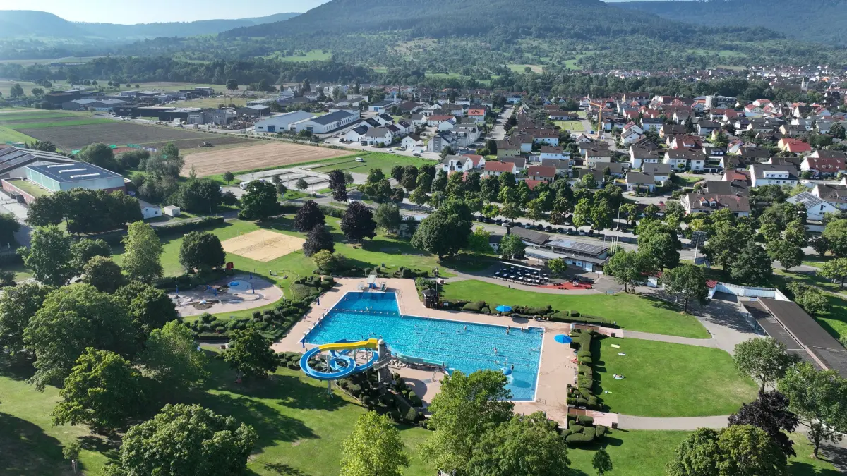 Am frühen Morgen ist die Welt beim Mössinger Freibad noch in Ordnung. Im Hintergrund der Farrenberg.
Luftbild: Manfred Grohe