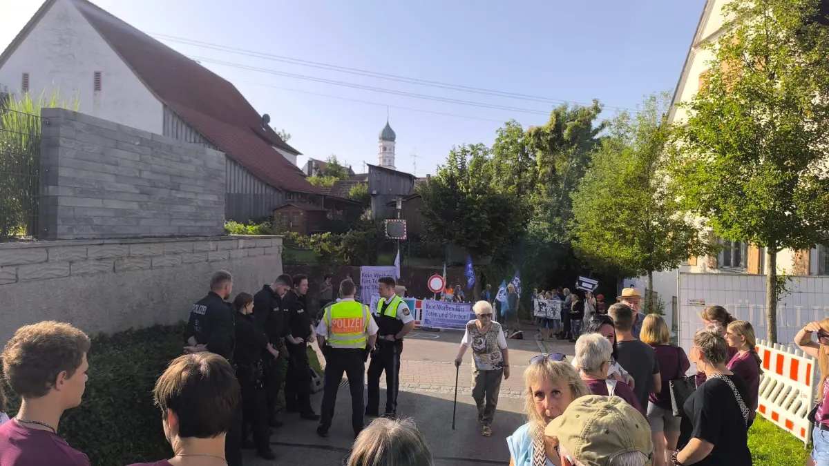 Demonstration gegen Kinderferienspaß-Tag mit der Bundeswehr in Kellmünz