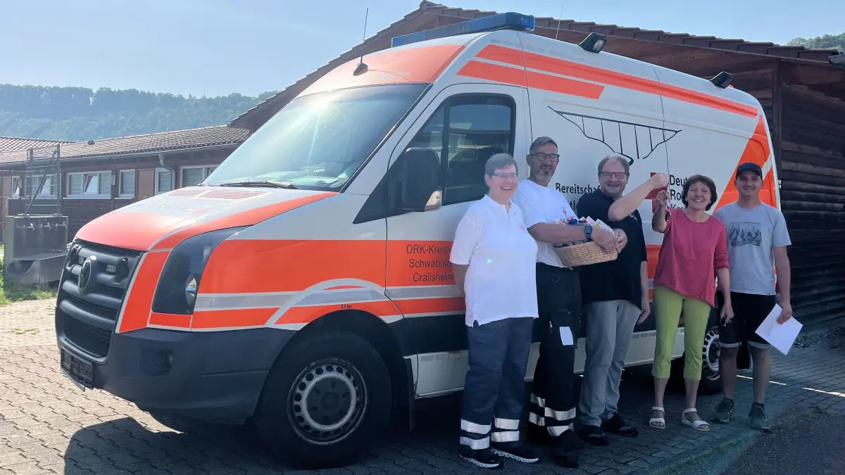 Dieser RTW wird an das Lukas Spital in Rumänien gespendet. Am Sportplatz in Untermünkheim findet die Übergabe des DRK an den Verein Kinderhilfe Sighisoara statt. Von Links: Sabine Brenner (stellvertretende Kreisbereitschaftsleiterin DRK Kreisverband Schwäbisch Hall-Crailsheim), Olaf Mutschler (Kreisbereitschaftsleiter DRK Kreisverband Schwäbisch Hall-Crailsheim), Christoph Maschke (Kreisverbandsvorsitzender DRK), Sieglinde Kurz (Kinderhilfe Sighisoara) und Jannis Kluf (Fahrer nach Rumänien).