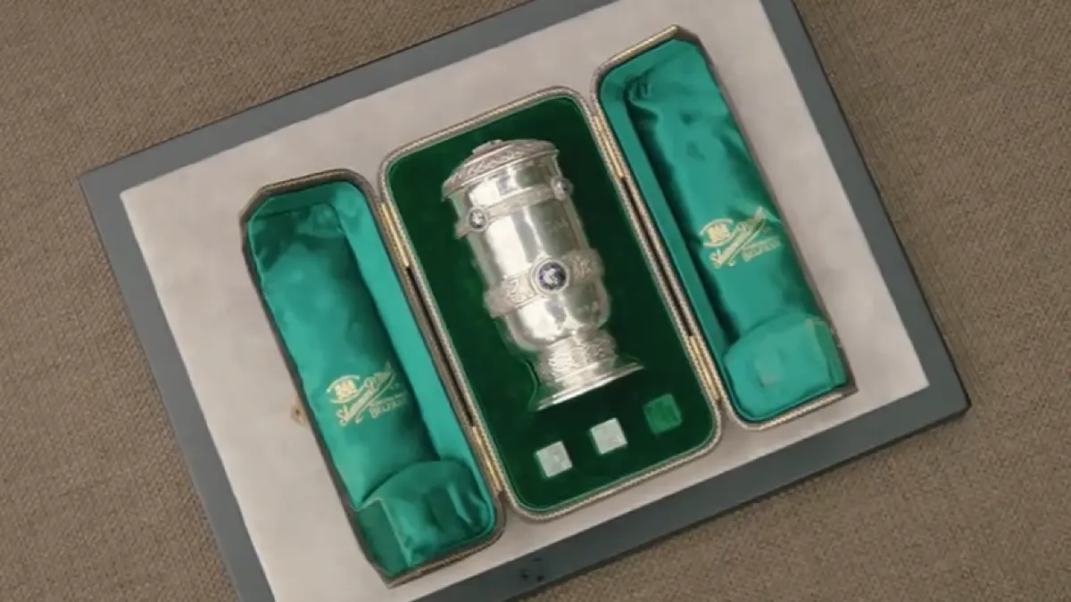 Silberner Würfelbecher mit Original-Etui (1909)