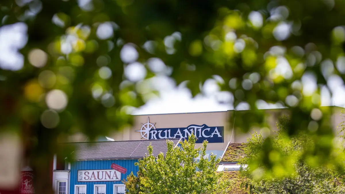 Mädchen aus Freizeitbad Rulantica gelockt und missbraucht: 14.08.2025, Baden-Württemberg, Rust: Der Schriftzug "Rulantica" ist über dem Eingang des gleichnamigen Spaßbads des Europa-Parks zu sehen. Ein mutmaßlicher Täter hatte ein sechsjähriges Mädchen am Wochenende (09./10.08.2025) aus dem Freizeitbad gelockt und sexuell missbraucht. Foto: Philipp von Ditfurth/dpa +++ dpa-Bildfunk +++