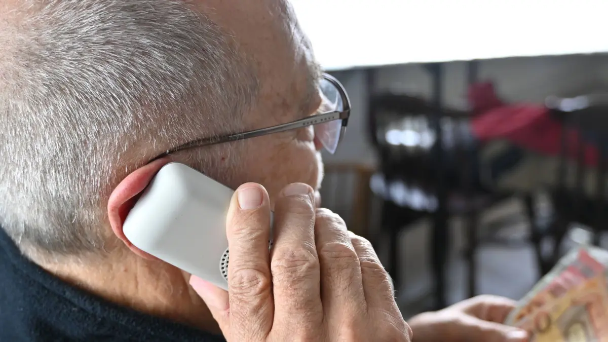 Symbolfoto: Senior fällt auf Telefonbetrug herein, alter Mann, Opa, GroÃvater, bekommt dubiosen Anruf, Trickbetrüger werden immer dreister. Vom Enkeltrick bis zum falschen Polizeibeamten versuchen sie, ihren Opfern Geld aus der Tasche zu ziehen, Täter haben ältere Menschen als potenzielle Opfer im Visier, Seniorinnen, Senioren, betrügerische Anrufe, Deutsche Seniorenliga gibt Tipps zum Schutz vor dubiosen Anrufen und Betrügereien am Telefon, sensible Daten nie preisgeben. Model Released *** Symbolfoto Senior falls for telephone scams, old man, grandpa, grandfather, gets dubious call, tricksters are becoming increasingly brazen From the grandson trick to the fake police officer, they try to pull money out of their victims, perpetrators have