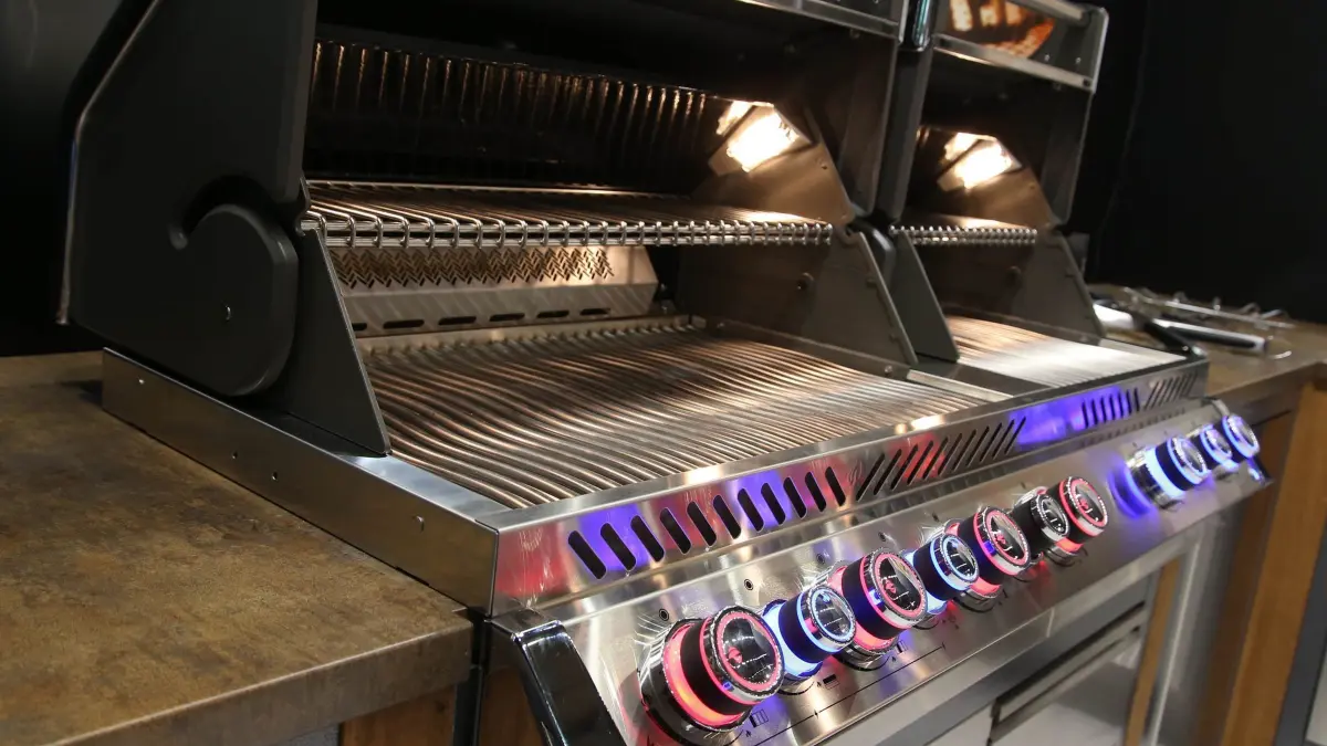 Gasgrill in einer Outdoorküche