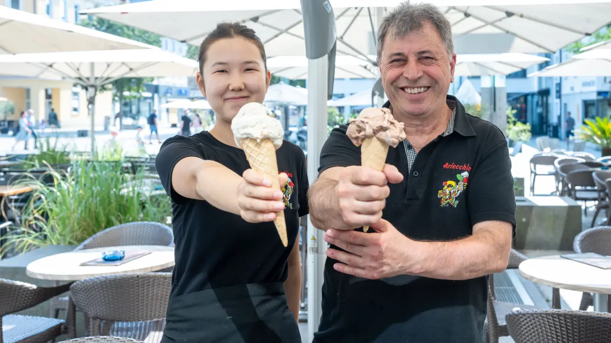 Göppingen Eis Eiscafe Arlecchino Eissorten Trend Inhaber mit Angestellter Alya Aitymbetowa