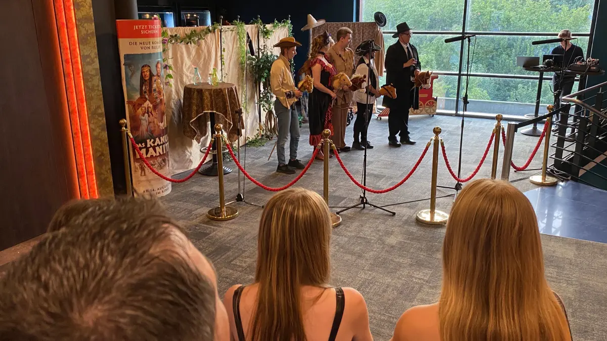 Die Besucher, die zum Filmstart von "Das Kanu des Manitu" ins Cinecity Crailsheim gekommen sind, sehen sich die Aufführung der Jungen Bühne Kreßberg im Kinofoyer an.
