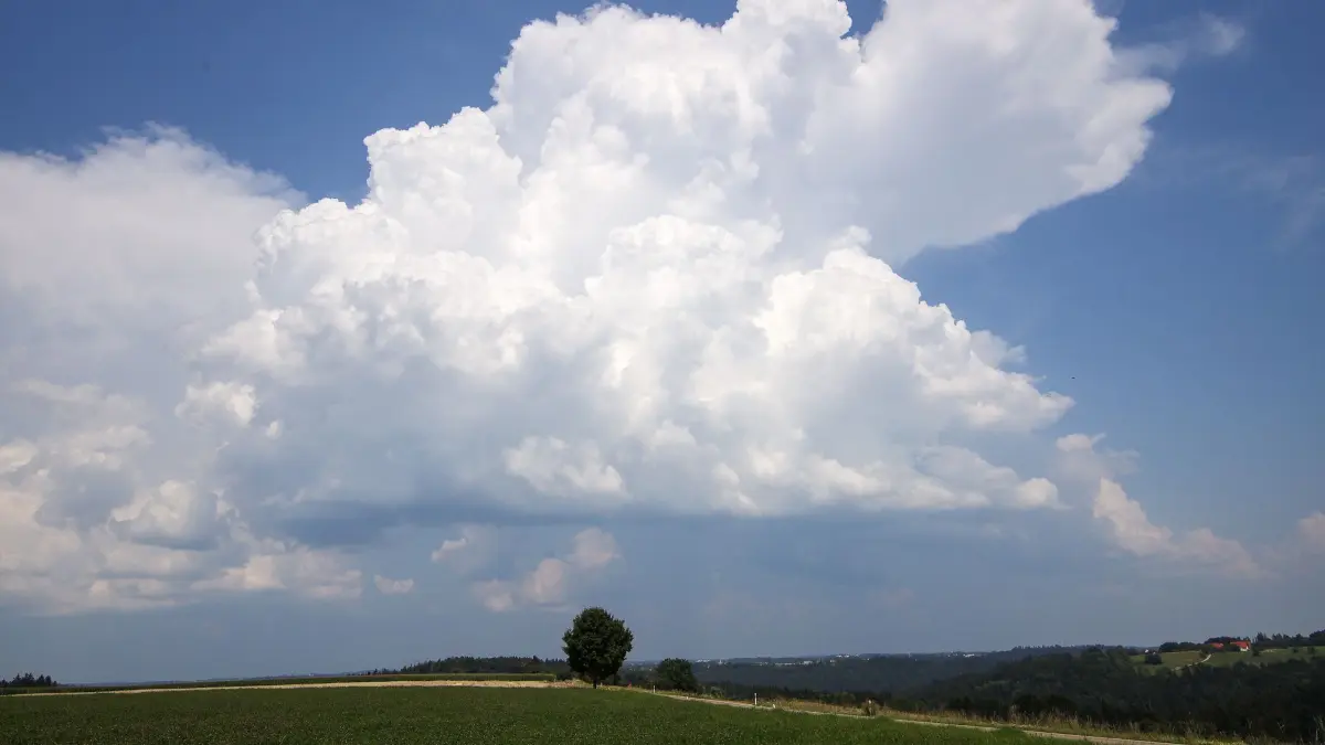 Wetter in Baden-Württemberg: 15.08.2025, Baden-Württemberg, Alfdorf: Eine hochgeschossene Haufenwolke hat sich über dem Remstal gebildet. Der Deutsche Wetterdienst warnt in einer amtlichen Warnung vor schweren Gewittern mit heftigem Starkregen. Die Unwetterwarnung gelte ab sofort und dauere bis 2.00 Uhr am Samstag. Auch Hagel und schwere Sturmböen in den Regierungsbezirken Karlsruhe, Stuttgart, Freiburg und Tübingen sind möglich. Foto: Alexander Wolf/onw-images/dpa +++ dpa-Bildfunk +++