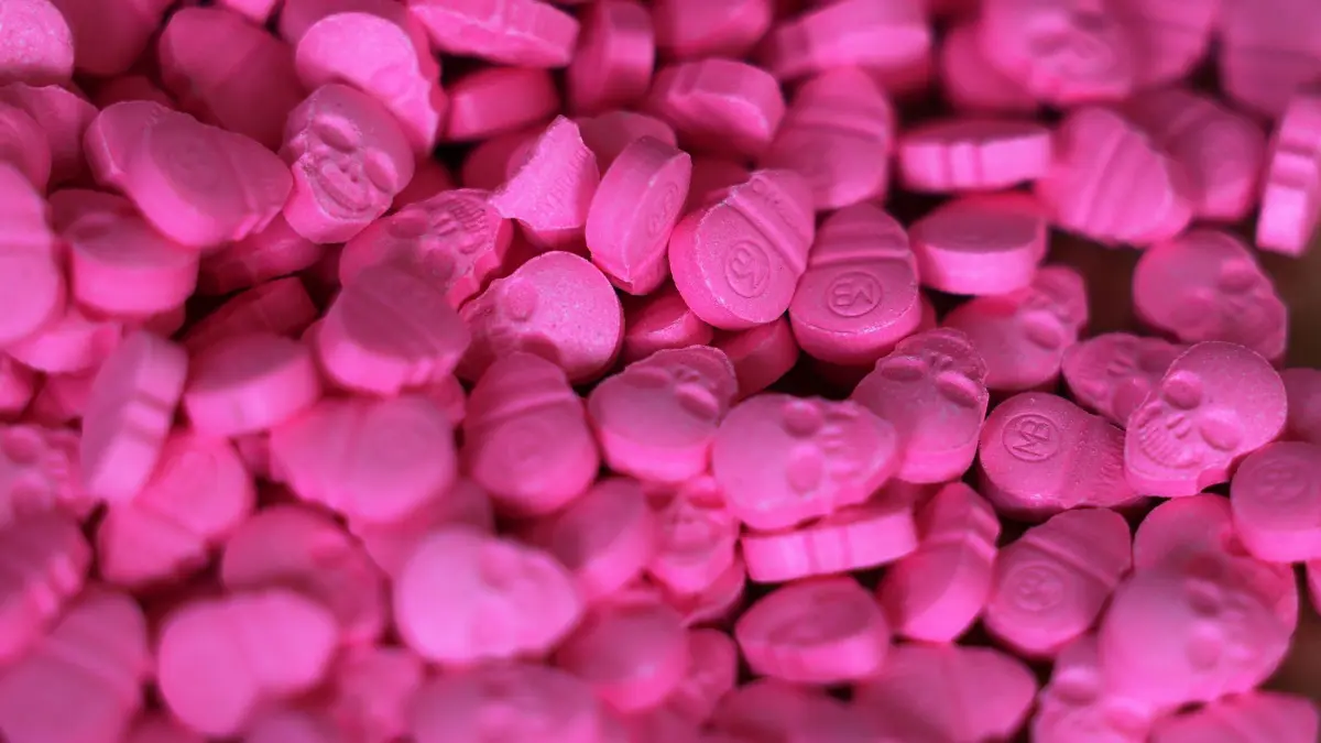 Ecstasy-Tabletten (Illustration): ARCHIV - 15.06.2021, Nordrhein-Westfalen, Köln: Ecstasy-Tabletten in Form von Totenköpfen liegen in einem Zollamt auf einem Tisch. Die Droge gibt es auch in flüssiger Form. (zu dpa: «Mann verkauft Ecstasy an Kind») Foto: Oliver Berg/dpa +++ dpa-Bildfunk +++