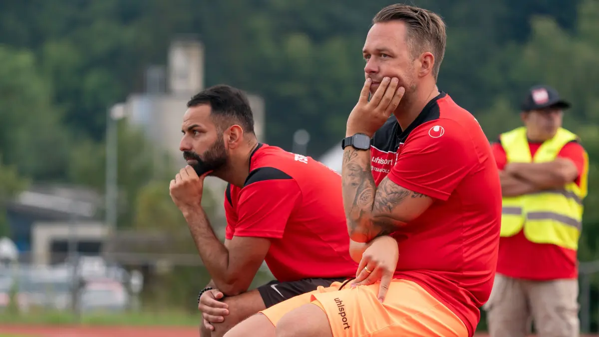 Fußball, Donau/Iller, Bezirksliga, TSV Blaustein, rechts Trainer Benjamin Huber mit Co-Trainer Özgür Sahin