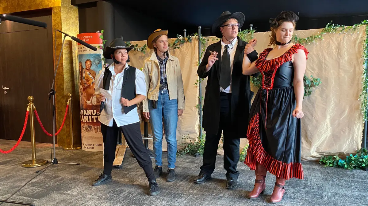 Theater im Kinofoyer: Der Schurke Santa Maria und sein Gefolge haben mit der schönen Uschi auch den fehlenden Teil der Schatzkarte.
