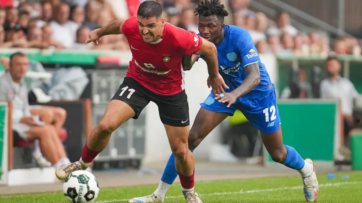 Fussball: DFB-Pokal, 1. Runde, Sonnenhof Großaspach - Bayer Leverkusen: Fussball: DFB-Pokal, 1. Runde, Sonnenhof Großaspach - Bayer Leverkusen am 15.08.2025 in Aspach WIRmachenDruck Arena, Deutschland, Saison 2025 2026 DFL REGULATIONS PROHIBIT ANY USE OF PHOTOGRAPHS AS IMAGE SEQUENCES AND OR QUASI VIDEO: Mit Ball Michael Kleinschrodt 11, sgs im Zweikampf mit Edmond Tapsoba 12, lev. Aspach WIRmachenDruck Arena Deutschland *** Football DFB Cup, 1 Round, Sonnenhof Großaspach Bayer Leverkusen on 15 08 2025 in Aspach WIRmachenDruck Arena , Germany, Season 2025 2026 DFL REGULATIONS PROHIBIT ANY USE OF PHOTOGRAPHS AS IMAGE SEQUENCES AND OR QUASI VIDEO With ball Michael Kleinschrodt 11, sgs in duel with Edmond Tapsoba 12, lev Aspach WIRmachenDruck Arena Germany Copyright: xChristophxKinzingerx
