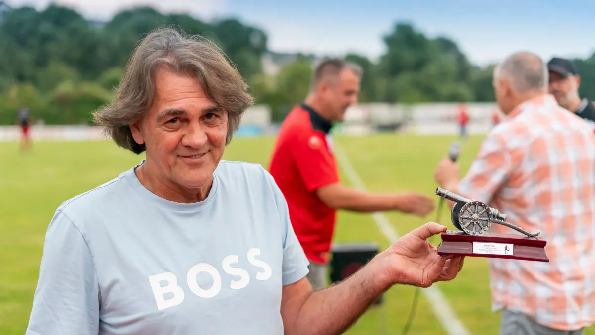 Fußball, Donau/Iller, Bezirksliga, TSV Blaustein gegen SV Offenhausen, Ehrung der Torschützenkönige, Trophäen-Sponsor Horst Schöll, Kanone von Julian Fent