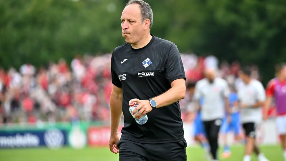 FV Illertissen - 1. FC Nürnberg: 16.08.2025, Bayern, Illertissen: Fußball: DFB-Pokal, FV Illertissen - 1. FC Nürnberg, 1. Runde, Vöhlin-Stadion. Illertissens Cheftrainer Holger Bachthaler geht in der Halbzeit übers Spielfeld. Foto: Jan-Philipp Strobel/dpa - WICHTIGER HINWEIS: Gemäß den Vorgaben der DFL Deutsche Fußball Liga bzw. des DFB Deutscher Fußball-Bund ist es untersagt, in dem Stadion und/oder vom Spiel angefertigte Fotoaufnahmen in Form von Sequenzbildern und/oder videoähnlichen Fotostrecken zu verwerten bzw. verwerten zu lassen. +++ dpa-Bildfunk +++