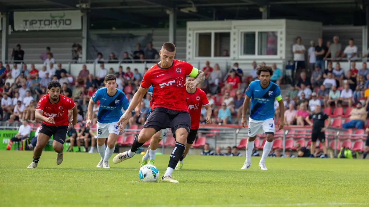 1.Göppinger SV (rot) vs. FSV 08 Bietigheim-Bissingen (blau), Fußball, Oberliga BW, wfv, 03. Spieltag, Saison 2025/2026, Rasensportplatz Stadion SV Göppingen, Hohenstaufenstr. 116, 73033 Göppingen, 16.08.2025 - 14:00 Uhr: Filip Milisic (1.Göppinger SV #28) beim Strafstoss zum 1:0
1.Göppinger SV (rot) vs. FSV 08 Bietigheim-Bissingen (blau), Fußball, Oberliga BW, wfv, 03. Spieltag, Saison 2025/2026, Rasensportplatz Stadion SV Göppingen, Hohenstaufenstr. 116, 73033 Göppingen, 16.08.2025 - 14:00 Uhr,
Foto: PhotoPeet-Sportfotografie/Peter Harich