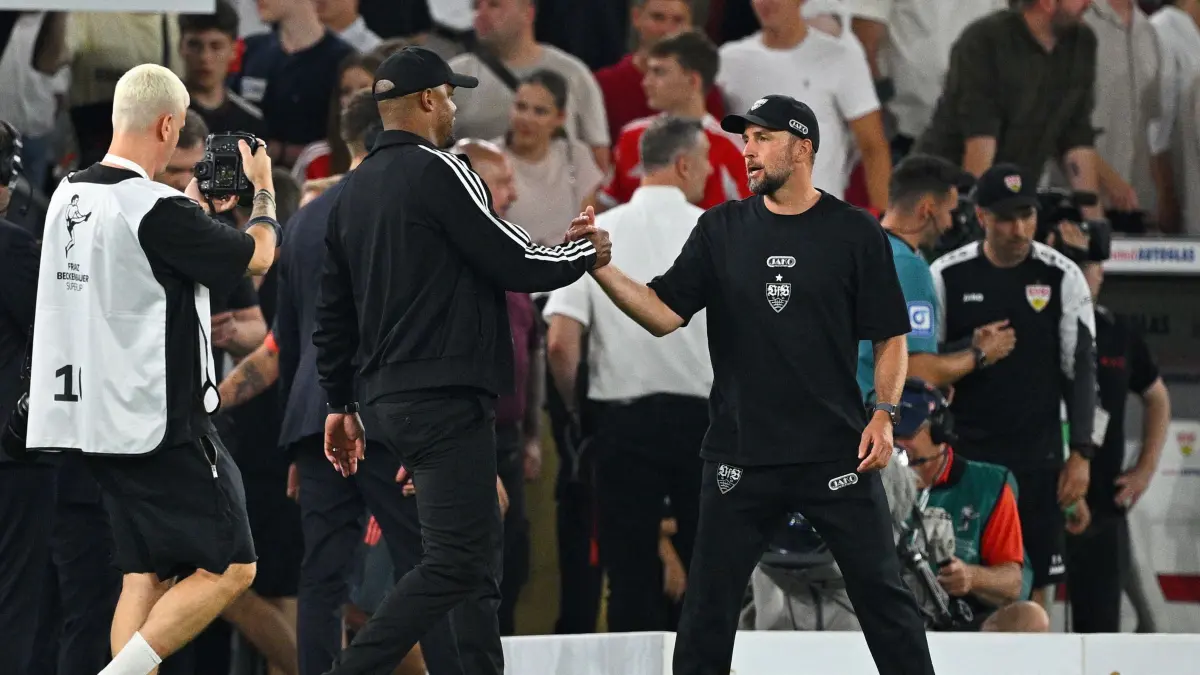 VfB Stuttgart - Bayern München: 16.08.2025, Baden-Württemberg, Stuttgart: Fußball: Franz-Beckenbauer-Supercup, VfB Stuttgart - FC Bayern München, MHPArena, Trainer Sebastian Hoeneß (VfB Stuttgart) (r) und Trainer Vincent Kompany (Bayern München) geben sich nach dem Spiel die Hand. WICHTIGER HINWEIS: Gemäß den Vorgaben der DFL Deutsche Fußball Liga bzw. des DFB Deutscher Fußball-Bund ist es untersagt, in dem Stadion und/oder vom Spiel angefertigte Fotoaufnahmen in Form von Sequenzbildern und/oder videoähnlichen Fotostrecken zu verwerten bzw. verwerten zu lassen. Foto: Tom Weller/dpa +++ dpa-Bildfunk +++