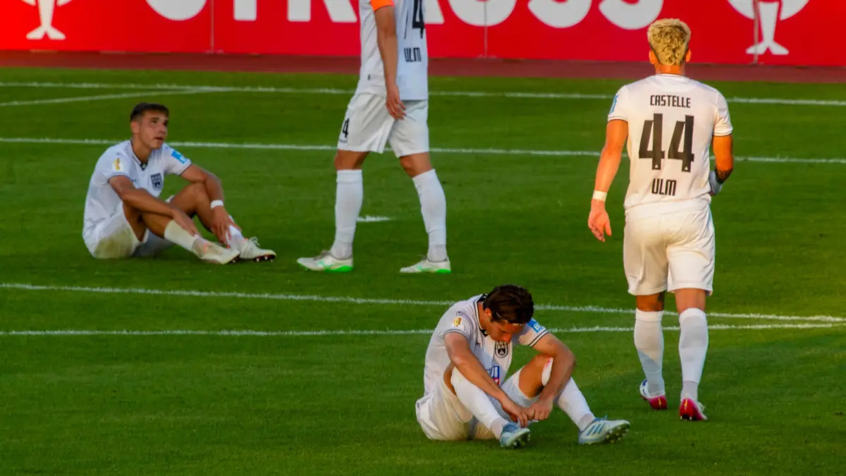 Fußball, SSV Ulm 1846 gegen SV Elversberg, DFB-Pokal, 1. Runde, Enttäuschung nach 0:1-Niederlage, Max Scholze, Dennis Dressel, Max Brandt, Niklas Castelle