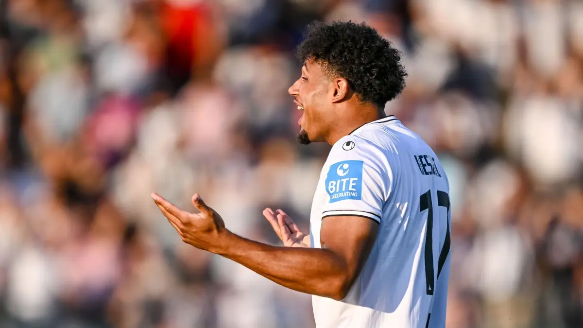 SSV Ulm 1846 - SV Elversberg: 17.08.2025, Baden-Württemberg, Ulm: Fußball: DFB-Pokal, SSV Ulm 1846 - SV Elversberg, 1. Runde, Donaustadion. Niklas Kölle (SSV Ulm 1846 Fußball) gestikuliert. Foto: Harry Langer/dpa - WICHTIGER HINWEIS: Gemäß den Vorgaben der DFL Deutsche Fußball Liga bzw. des DFB Deutscher Fußball-Bund ist es untersagt, in dem Stadion und/oder vom Spiel angefertigte Fotoaufnahmen in Form von Sequenzbildern und/oder videoähnlichen Fotostrecken zu verwerten bzw. verwerten zu lassen. +++ dpa-Bildfunk +++