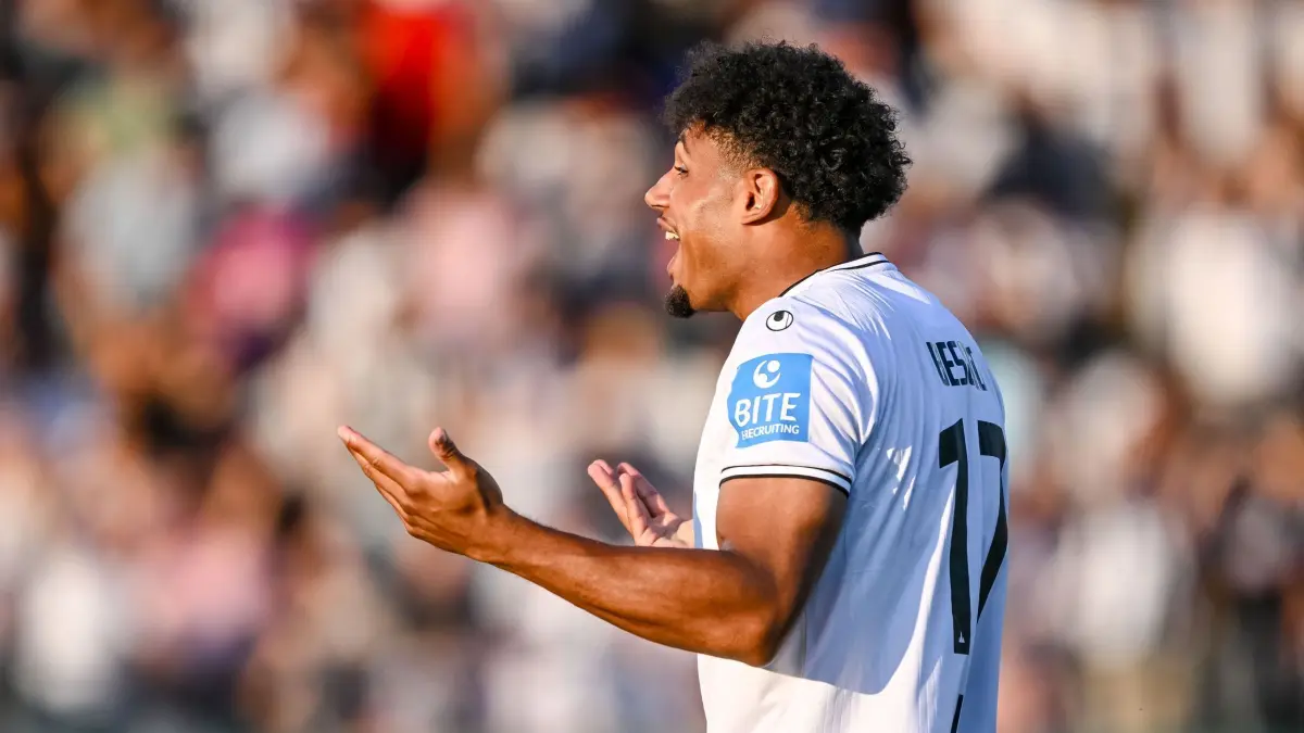 SSV Ulm 1846 - SV Elversberg: 17.08.2025, Baden-Württemberg, Ulm: Fußball: DFB-Pokal, SSV Ulm 1846 - SV Elversberg, 1. Runde, Donaustadion. Niklas Kölle (SSV Ulm 1846 Fußball) gestikuliert. Foto: Harry Langer/dpa - WICHTIGER HINWEIS: Gemäß den Vorgaben der DFL Deutsche Fußball Liga bzw. des DFB Deutscher Fußball-Bund ist es untersagt, in dem Stadion und/oder vom Spiel angefertigte Fotoaufnahmen in Form von Sequenzbildern und/oder videoähnlichen Fotostrecken zu verwerten bzw. verwerten zu lassen. +++ dpa-Bildfunk +++