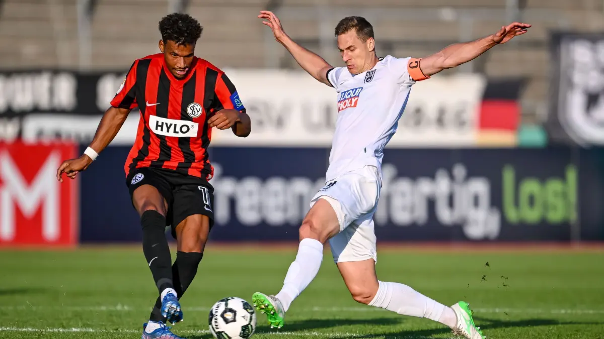 SSV Ulm 1846 - SV Elversberg: 17.08.2025, Baden-Württemberg, Ulm: Fußball: DFB-Pokal, SSV Ulm 1846 - SV Elversberg, 1. Runde, Donaustadion. Bambasé Conté (l, SV 07 Elversberg) in Aktion gegen Dennis Dressel (SSV Ulm 1846 Fußball). Foto: Harry Langer/dpa - WICHTIGER HINWEIS: Gemäß den Vorgaben der DFL Deutsche Fußball Liga bzw. des DFB Deutscher Fußball-Bund ist es untersagt, in dem Stadion und/oder vom Spiel angefertigte Fotoaufnahmen in Form von Sequenzbildern und/oder videoähnlichen Fotostrecken zu verwerten bzw. verwerten zu lassen. +++ dpa-Bildfunk +++