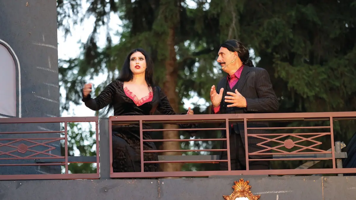 Die Eltern dieser schrecklich netten Familie: Morticia (Eva Schneider) und Gomez (Werner Denzel).