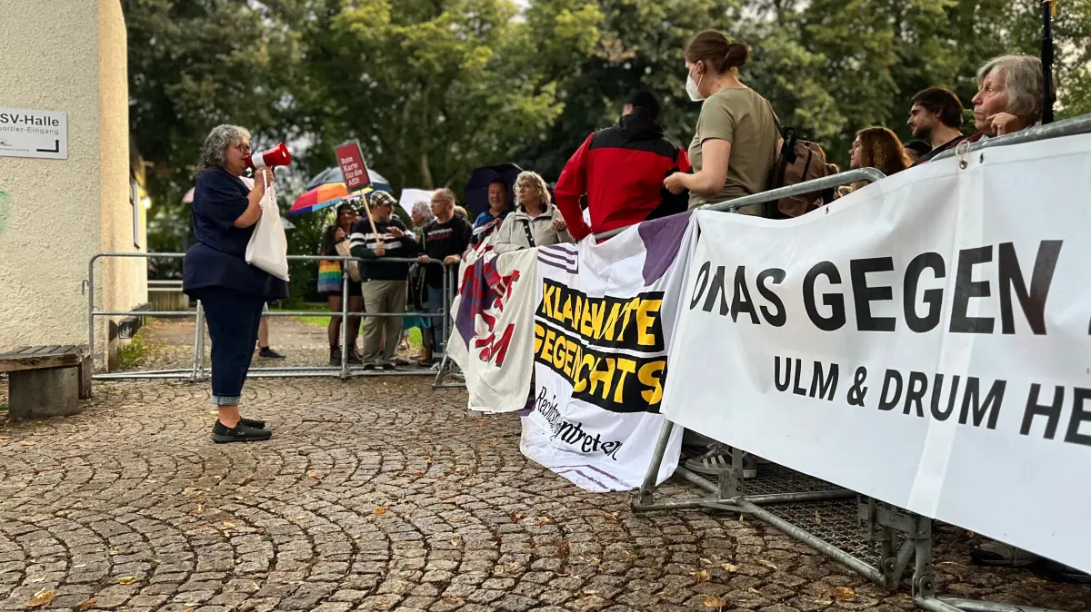 Rund 100 Personen demonstrieren vor der Weißenhorner Stadthalle gegen die AfD-Veranstaltung.
