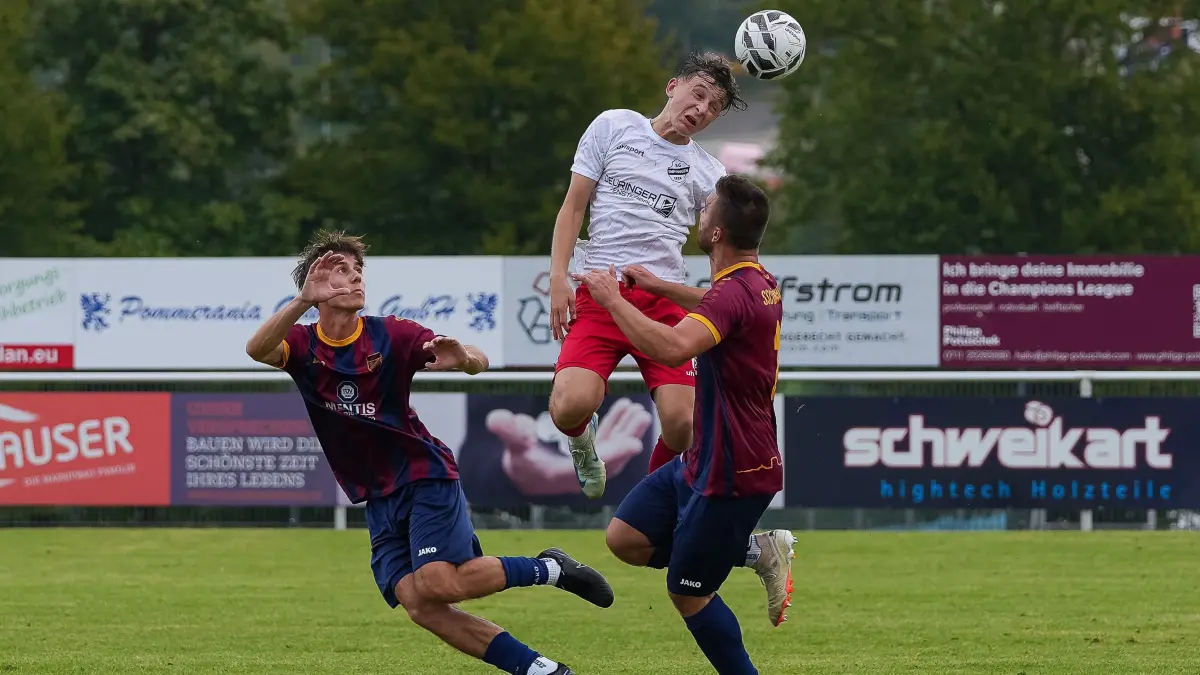 Denis Bozicevic (SG Empfingen) springt zum Kopfball hoch. Der SGE-Spieler schnürte beim 4:0-Erfolg gegen den SSC Tübingen einen Doppelpack.
