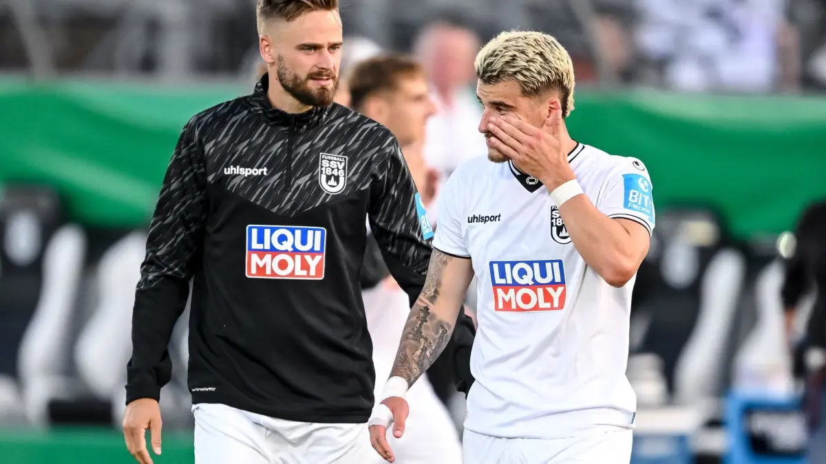 SSV Ulm 1846 - SV Elversberg: 17.08.2025, Baden-Württemberg, Ulm: Fußball: DFB-Pokal, SSV Ulm 1846 - SV Elversberg, 1. Runde, Donaustadion. Lucas Röser (l, SSV Ulm 1846 Fußball) und Niklas Castelle (SSV Ulm 1846 Fußball) reagieren nach dem Spiel unzufrieden. Foto: Harry Langer/dpa - WICHTIGER HINWEIS: Gemäß den Vorgaben der DFL Deutsche Fußball Liga bzw. des DFB Deutscher Fußball-Bund ist es untersagt, in dem Stadion und/oder vom Spiel angefertigte Fotoaufnahmen in Form von Sequenzbildern und/oder videoähnlichen Fotostrecken zu verwerten bzw. verwerten zu lassen. +++ dpa-Bildfunk +++