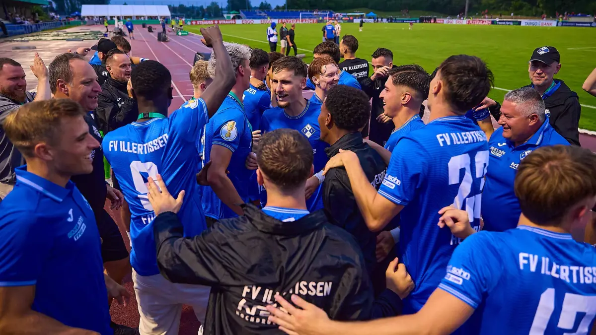 GER, FV Illertissen 1921 e.V. vs 1. FC Nuernberg, Fussball, Herren DFB Pokal, 1. Runde, Saison 2025/2026, 16.08.2025 : Freude beim Team des FV Illertissen 1921 e.V. nach Spielende GER, FV Illertissen 1921 e.V. vs 1. FC Nuernberg, Fussball, Herren DFB Pokal, 1. Runde, Saison 2025/2026, 16.08.2025 DFB regulations prohibit any use of photographs as image sequences and/or quasi-video GER, FV Illertissen 1921 e.V. vs 1. FC Nuernberg, Fussball, Herren DFB Pokal, 1. Runde, Saison 2025/2026, 16.08.2025 Illertissen *** Joy at the FV Illertissen 1921 e V team after the end of the match GER, FV Illertissen 1921 e V vs 1 FC Nuernberg, Football, Mens DFB Cup, 1 round, 2025 2026 season, 16 08 2025 DFB regulations prohibit any use of photographs as image sequences and or quasi video GER, FV Illertissen 1921 e V vs 1 FC Nuernberg, Football, Mens DFB Cup, 1 round, 2025 2026 season, 16 08 2025 Illertissen Copyright: xEibner-Pressefoto/GeraldxOelze-dexStoppanyx EP_ODS