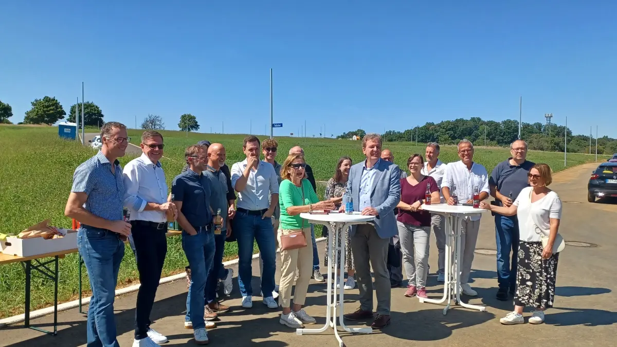 In bester Aussichtslage entsteht das neue Baugebiet "Niederes Feld" in Kohlberg. Bürgermeister Thomas Franz (vorne in Blau), Gemeinderäte, Planer und Gäste feierten gestern die Erschließung des Areals.
