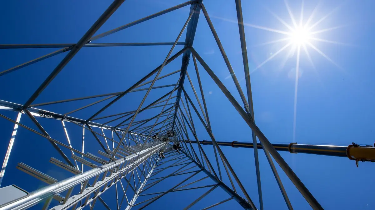 Errichtung des Funkmasts für das 450-MHz-Netz
