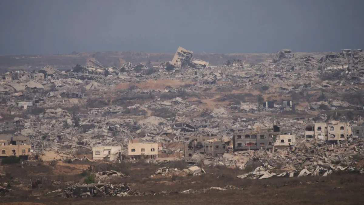 Nahostkonflikt: ARCHIV - 13.08.2025, Israel, ---: Zerstörte Gebäude im Gazastreifen, vom Süden Israels aus gesehen. (zu dpa: «Hamas reagiert «positiv» auf neuen Vorschlag für Waffenruhe») Foto: Ariel Schalit/AP/dpa +++ dpa-Bildfunk +++