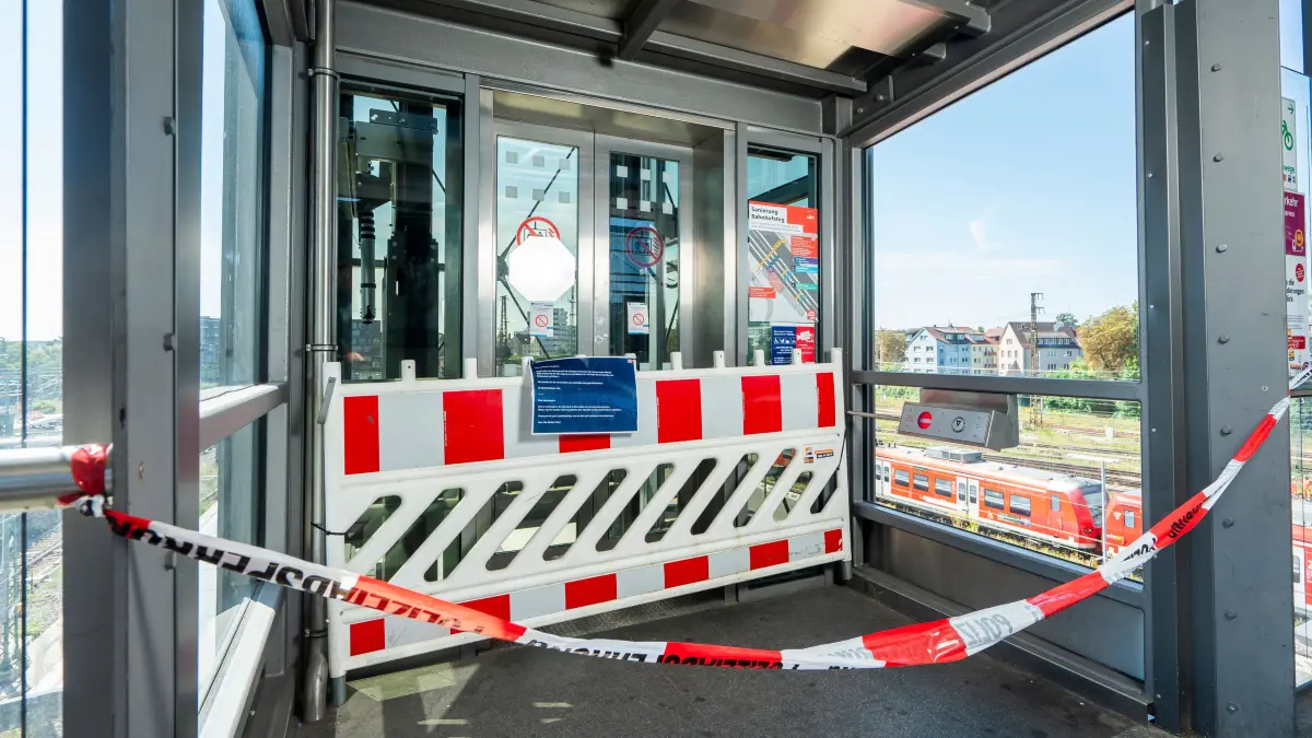 Hauptbahnhof Ulm Bahnhofsteg Reisende , Kaputte Aufzüge