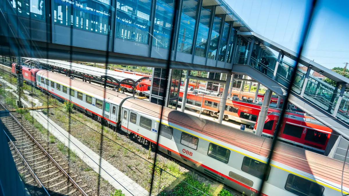 Hauptbahnhof Ulm Bahnhofsteg Reisende , Kaputte Aufzüge