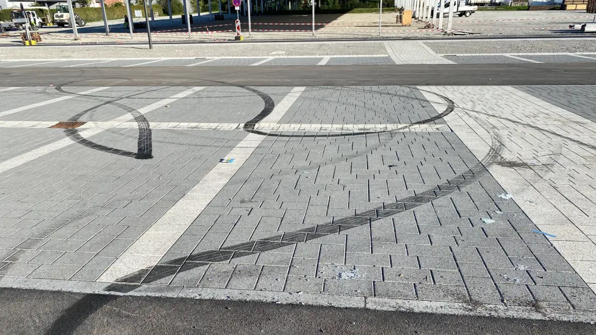 Drifting-Spuren auf dem frisch angelegten Parkplatz auf dem Volksfestplatz.