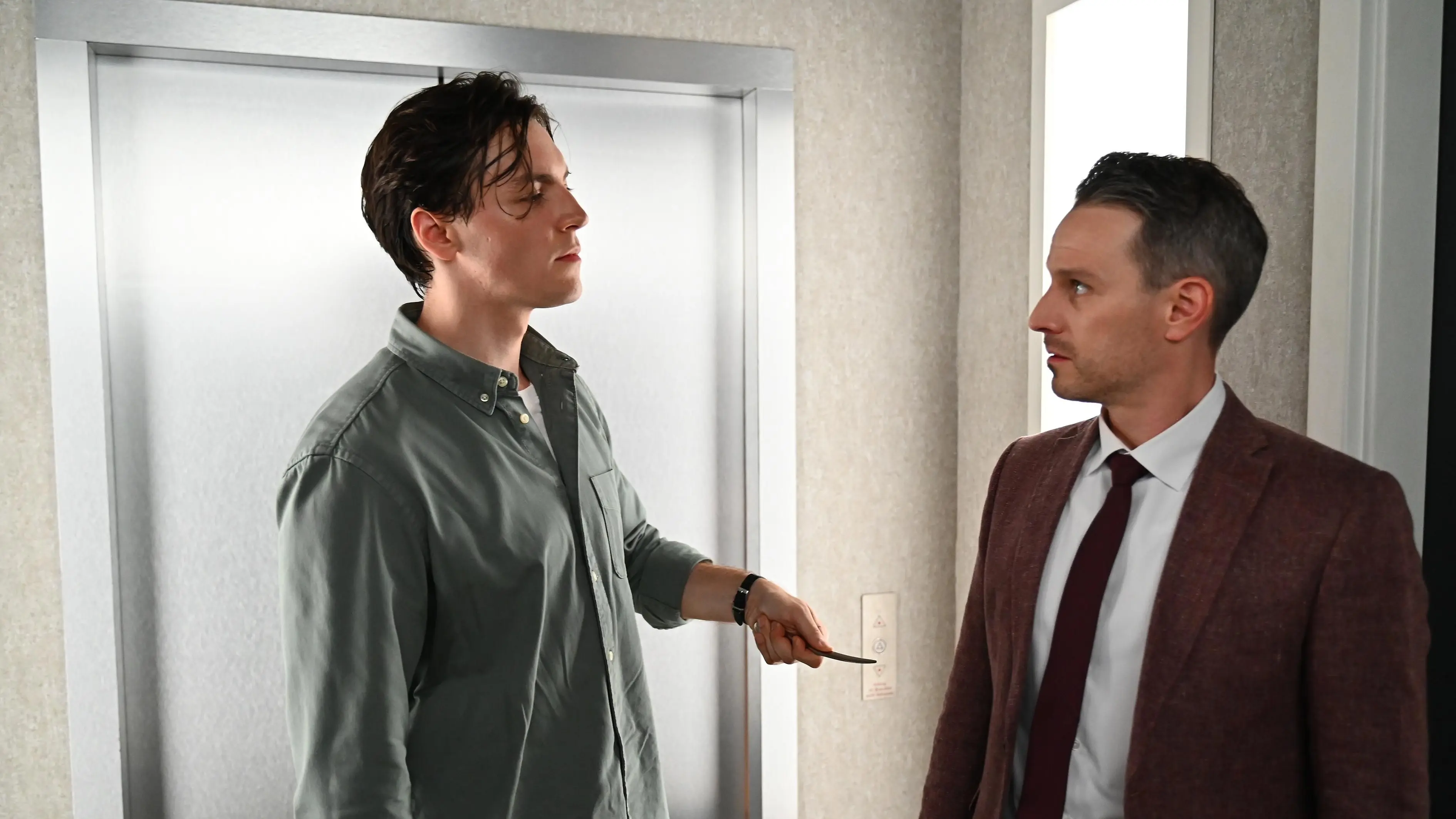 Kilian (Marc Dumitru, r.) versucht verzweifelt auf seine Notlage aufmerksam zu machen. Links Johannes (Maximilian Schneider)