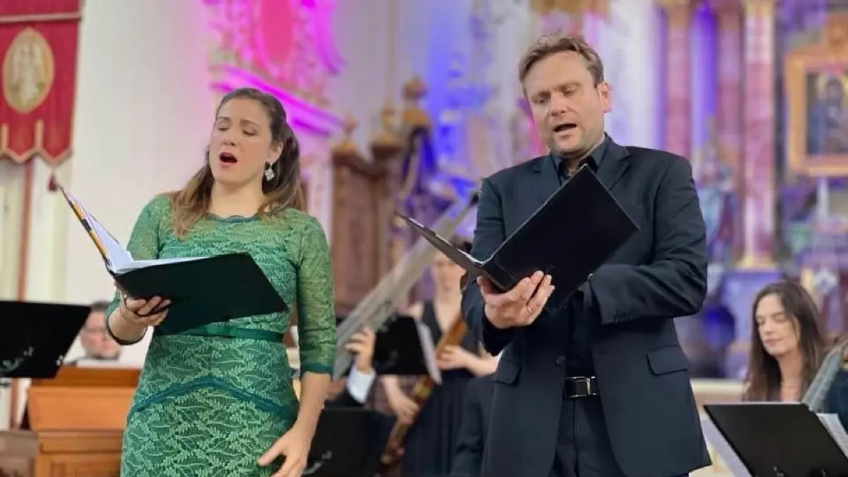 Diademus-Intendant Benno Schachtner (rechts) mit seiner Frau Catalina Bertucci in der Wallfahrtskirche Schießen.