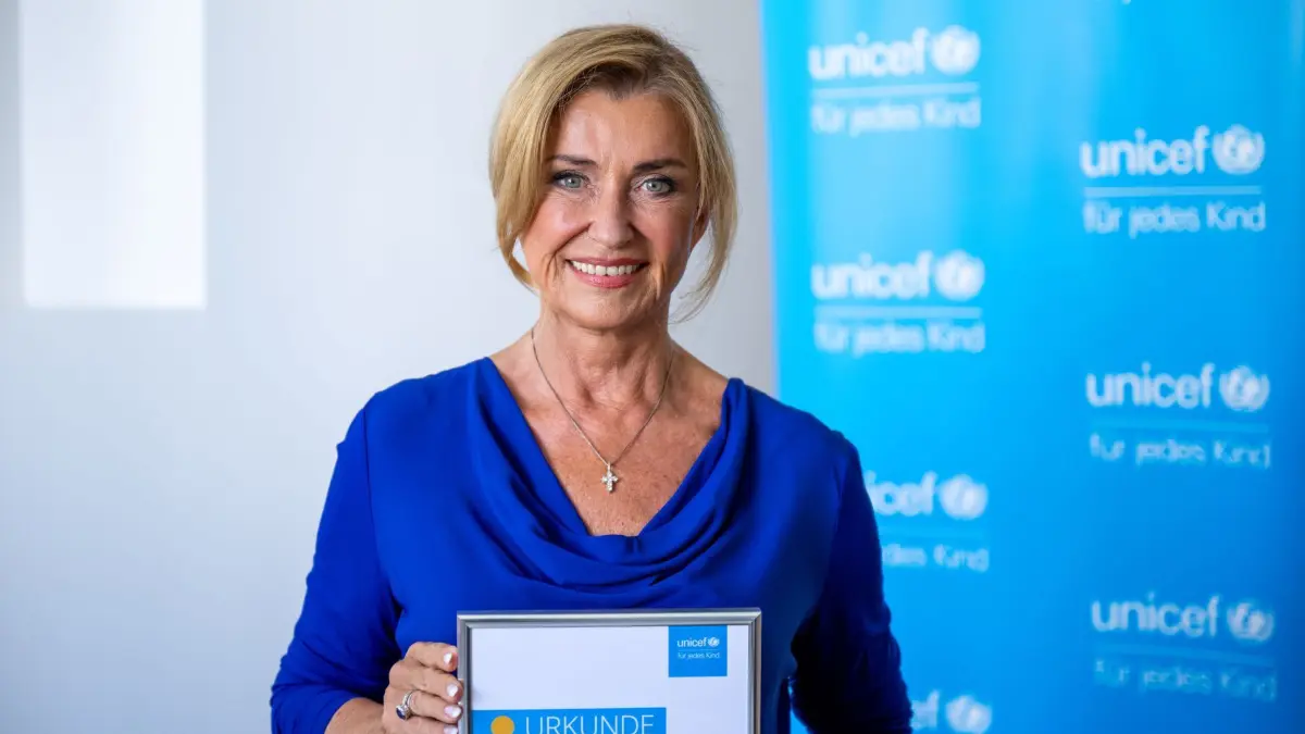 Dagmar Wöhrl wird UNICEF-Botschafterin: 19.08.2025, Berlin: Dagmar Wöhrl, Unternehmerin, hält eine Urkunde für ihre Ernennung zur UNICEF-Botschafterin. Foto: Christophe Gateau/dpa +++ dpa-Bildfunk +++