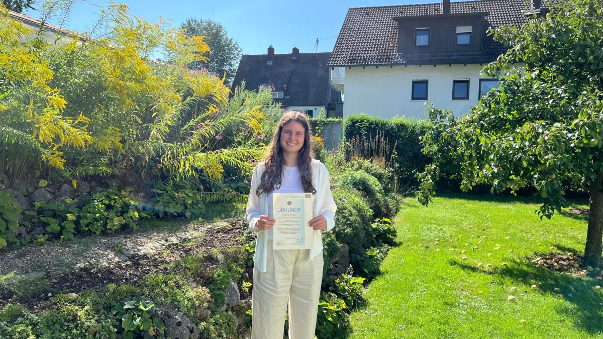 Laura Neuhäusler mit der Urkunde für die Landessieger beim Mathematik Wettbewerb.