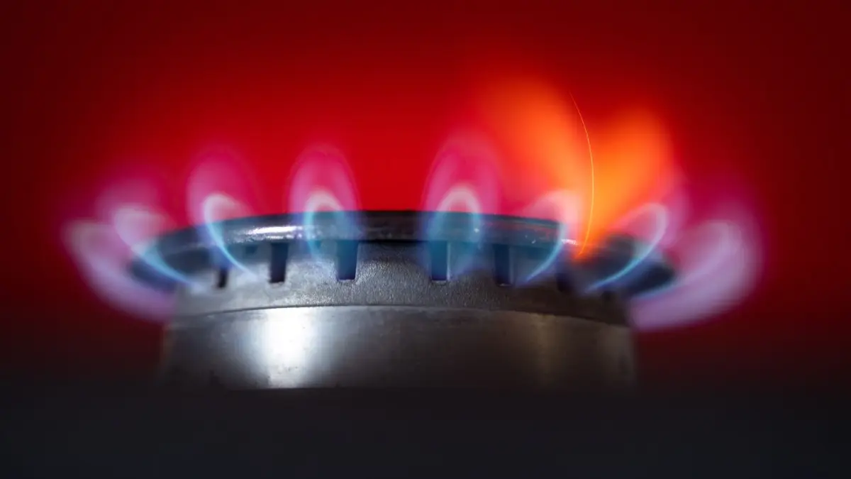 Flamme eines Gasherdes brennt in einer Küche