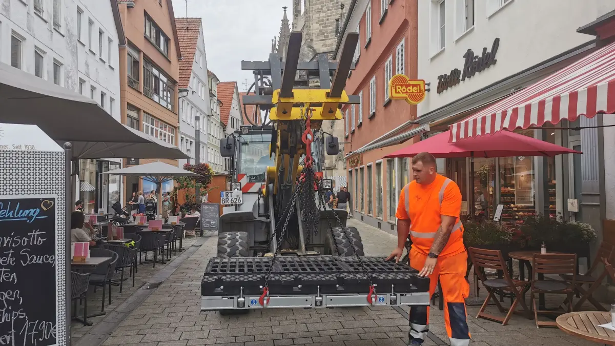 Vor dem Start des Weindorfs in Reutlingen werden die Terrorsperren errichtet.