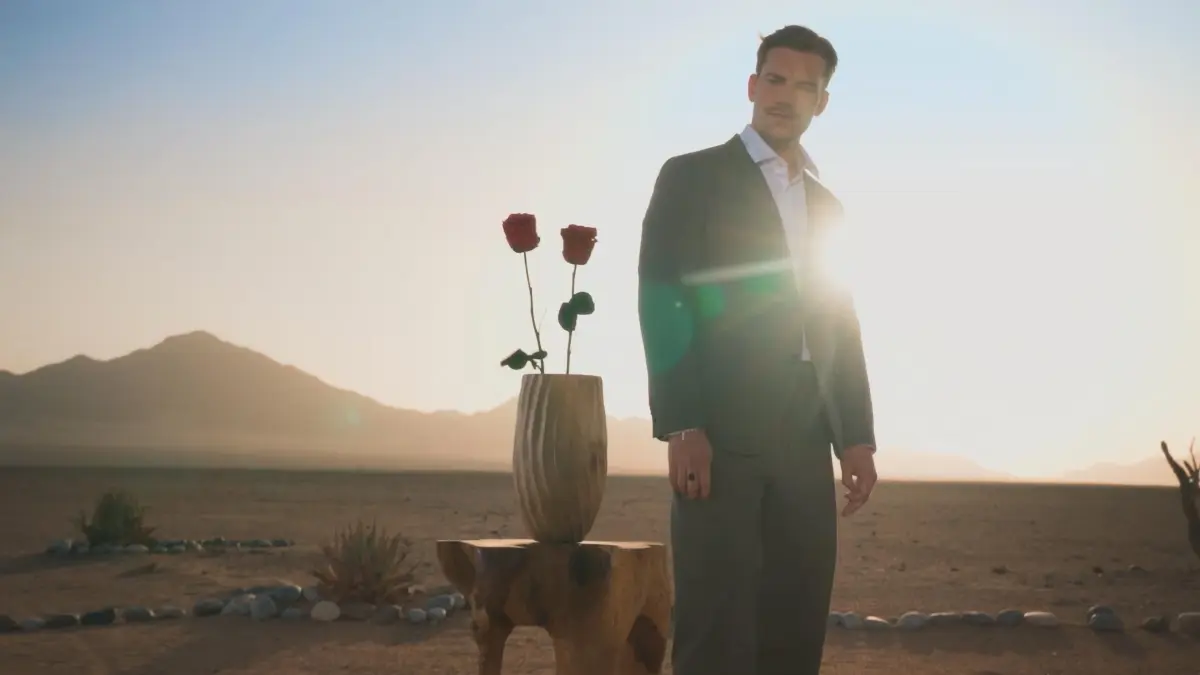 In Folge 9 von „Die Bachelors“ gibt es vor der Entscheidung zwei große Wendungen.