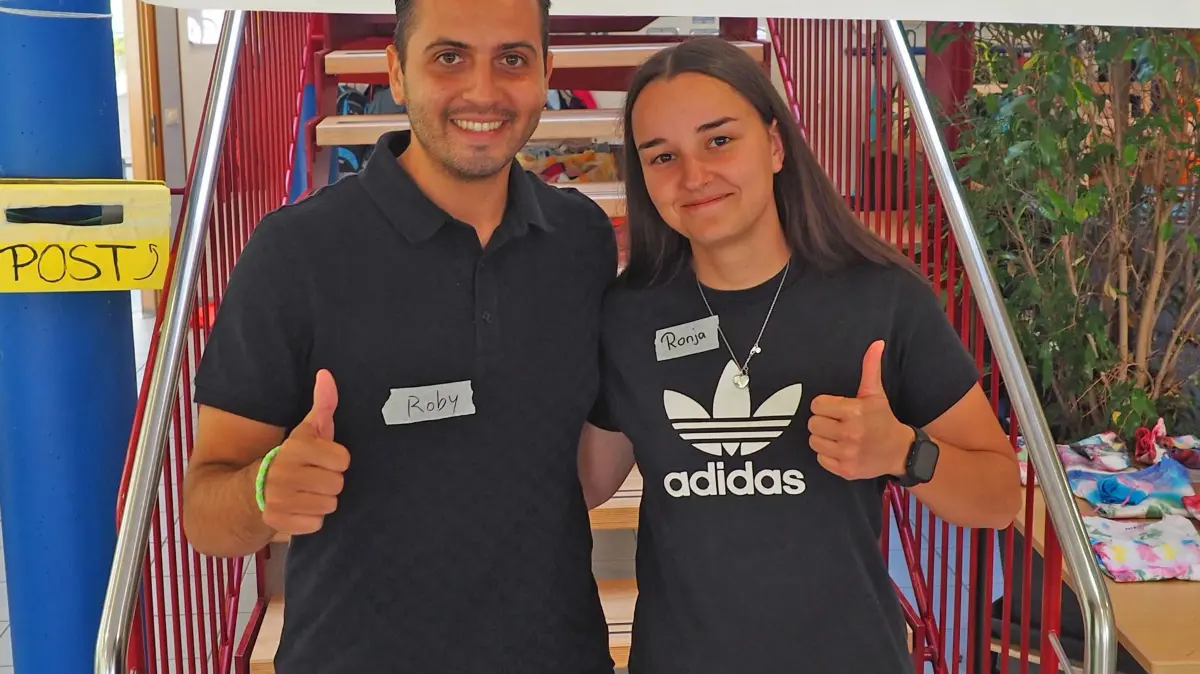Kein Wunder, dass die Plätze heiß begehrt sind.Spaß gehört zum Alltag in der Ferienbetreuung. Ronja Fischer und Roberto Nicolosi leiten das Betreuerteam und setzen auf ein Miteinander auf Augenhöhe.