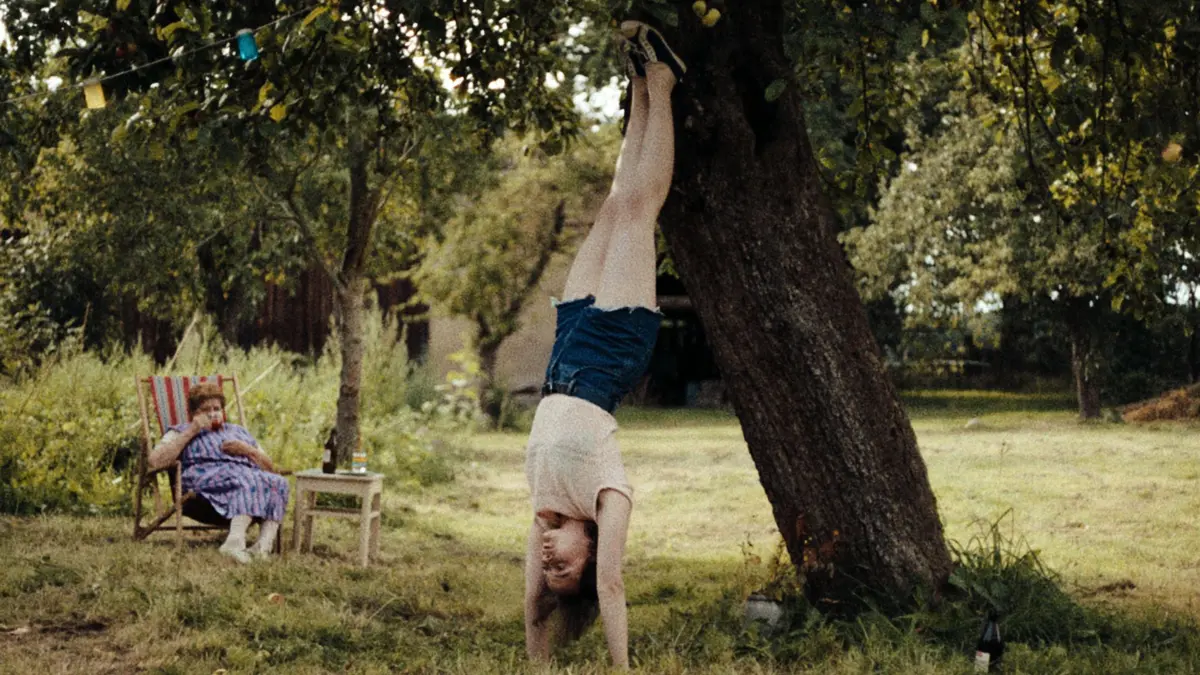 „In die Sonne schauen“ soll Oscar für Deutschland holen: HANDOUT - 28.08.2025, ---: Lena Urzendowsky (r) als Angelika in einer Szene aus dem Film «In die Sonne schauen» (undatierte Filmszene). Der Film kommt am 28.08.2025 in die deutschen Kinos. Das Drama «In die Sonne schauen» von Regisseurin Mascha Schilinski soll für Deutschland ins Rennen um die Oscars gehen. Der Film wurde heute als deutscher Beitrag ausgewählt, wie German Films, die Auslandsvertretung des deutschen Films, in München mitteilte. Foto: Fabian Gamper/Neue Visionen Filmverleih/dpa - ACHTUNG: Nur zur redaktionellen Verwendung im Zusammenhang mit einer Berichterstattung über den Film und nur mit vollständiger Nennung des vorstehenden Credits +++ dpa-Bildfunk +++
