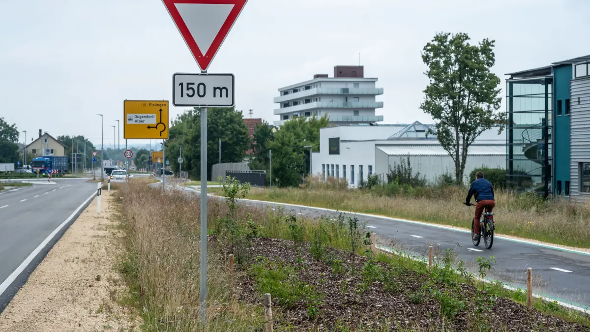 Salach Richtung Eislingen Radschnellweg Radautobahn Vorfahrtsschild